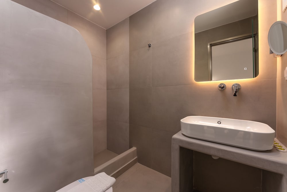 Deluxe Quadruple Room - Photo 4