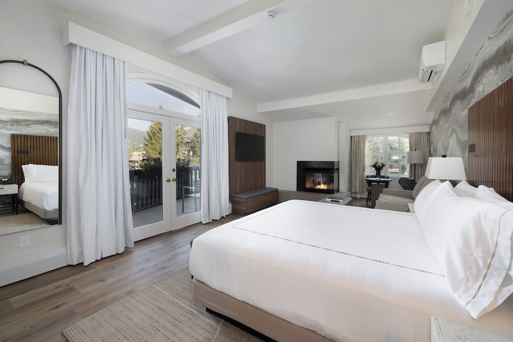 Deluxe Room, 1 King Bed, Mountain View photo 3