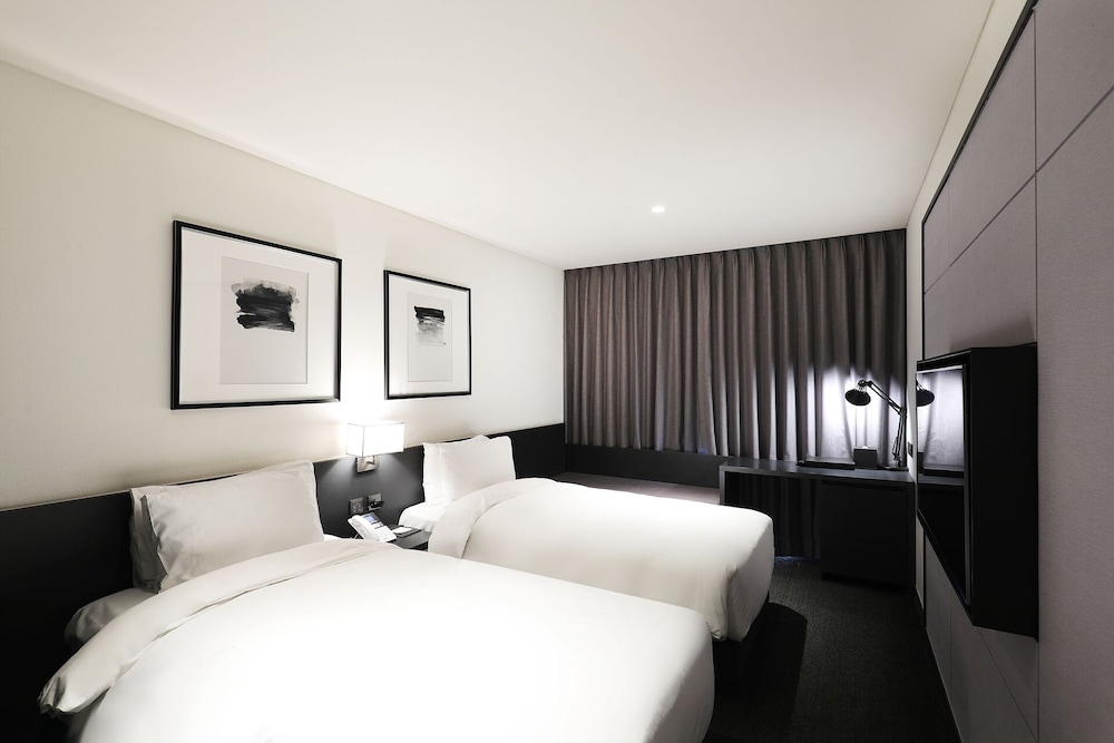 Premier Twin (Complimentary Pool Access for 2) - Photo 6