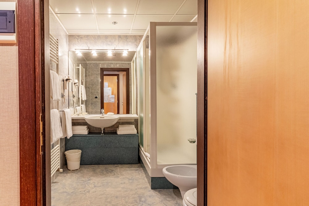 Deluxe Quadruple Room - Photo 13