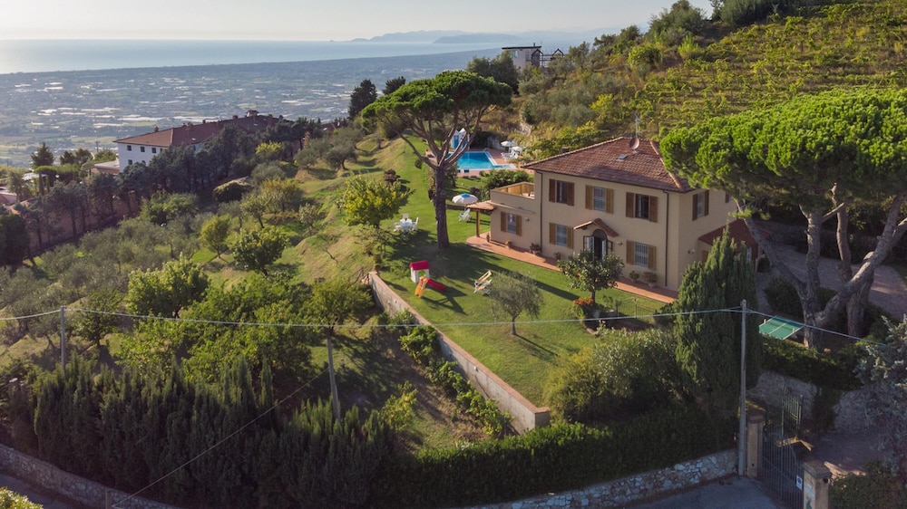 Villa photo 1