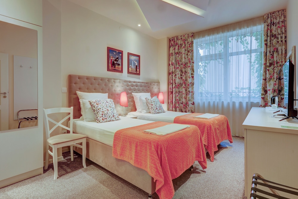 Deluxe Room, Private Bathroom, Courtyard View