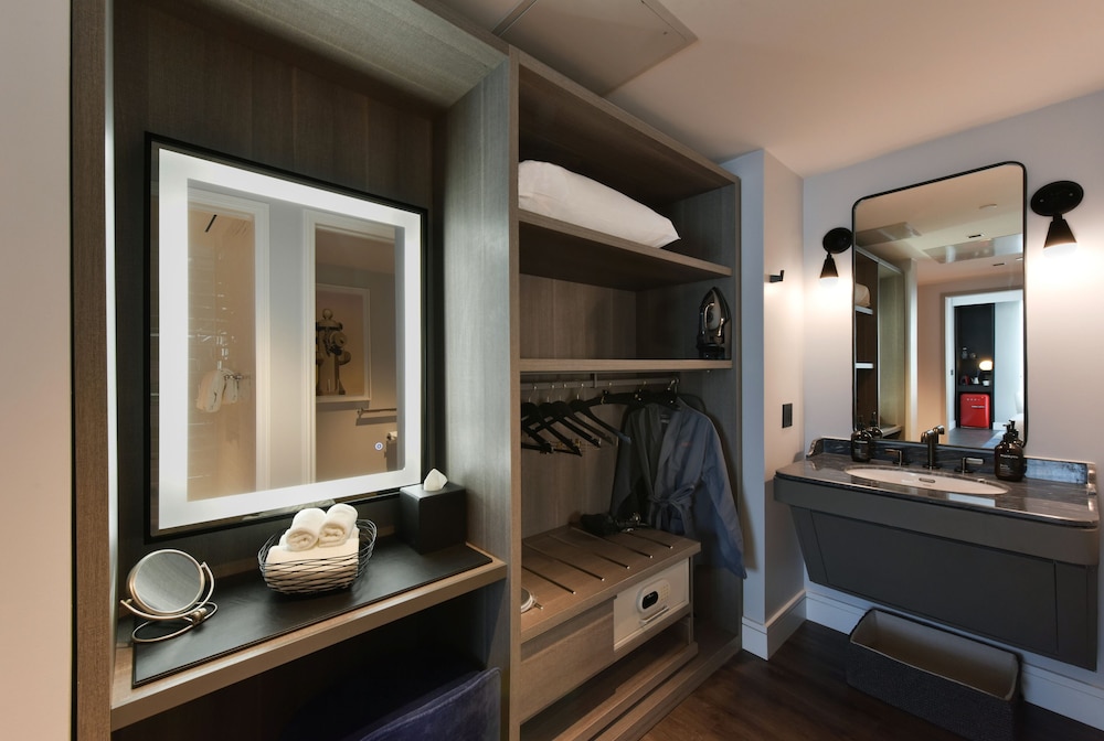 Room, 2 Queen Beds, Accessible (Landmark, Hearing, Roll In Shower) - Photo 2