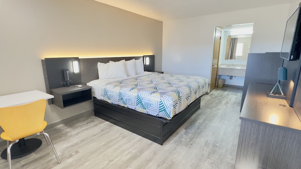 Standard Room, 1 King Bed, Non Smoking, Refrigerator & Microwave photo 2