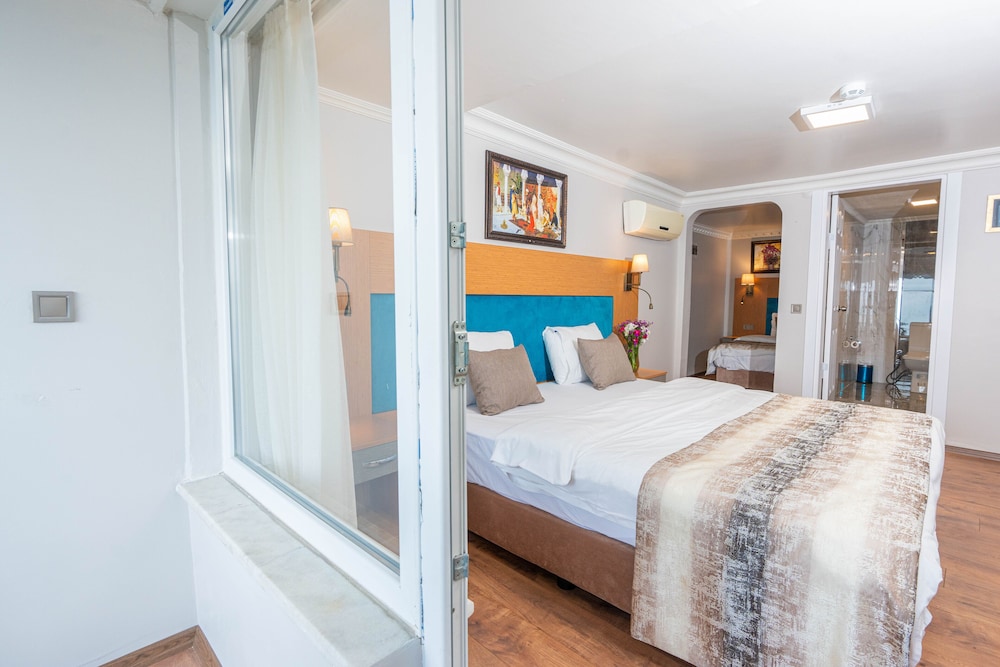 Triple Room with Sea View and Balcony photo 2