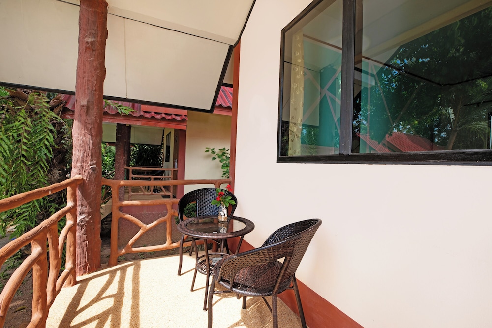 STUDIO BUNGALOW WITH GARDEN VIEW