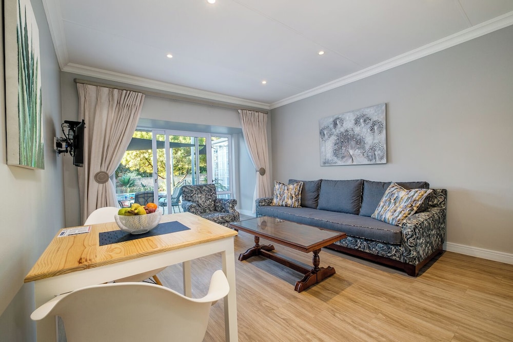 Luxury Suite, 2 Bedrooms, Non Smoking, Garden View photo 2