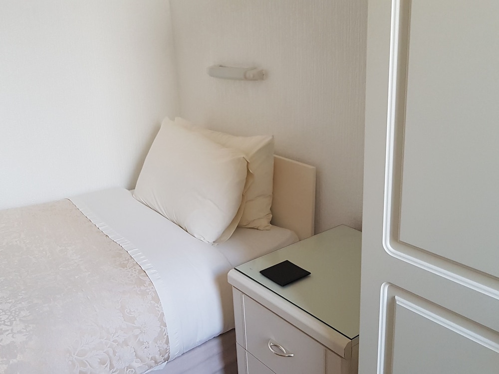 Single Room, Ensuite photo 2