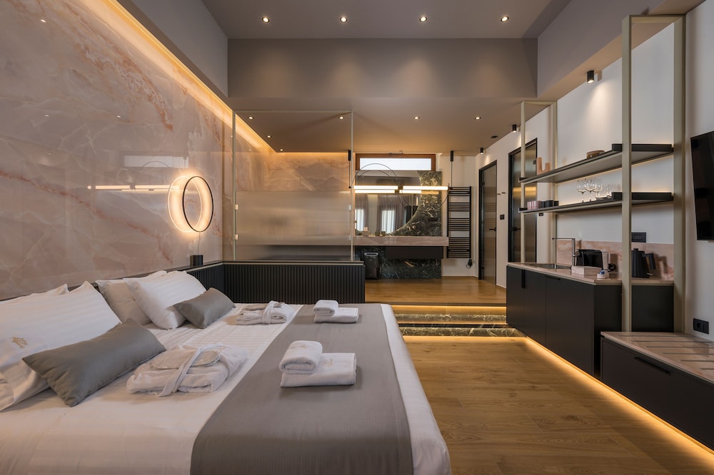 Luxury Studio Suite, 1 Queen Bed, Jetted Tub photo 2