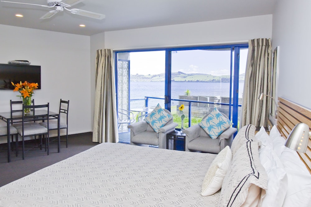 Comfort Studio, 1 King Bed, Partial Lake View photo 1