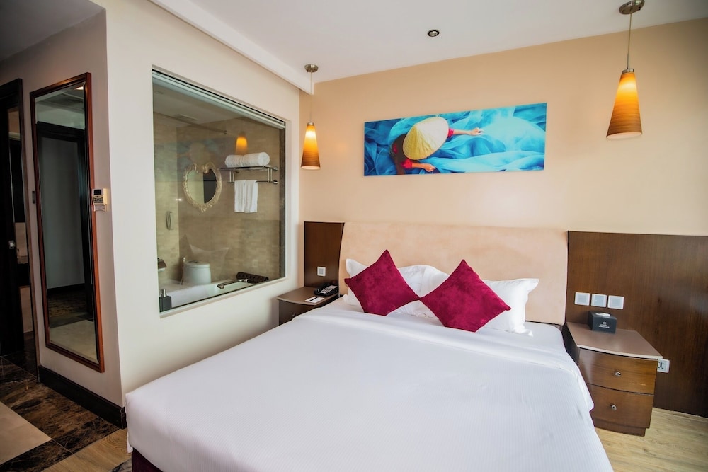 Superior Double Room, 1 King Bed (City View) photo 3