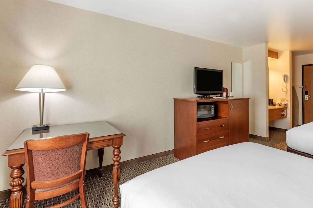 Standard Room, 2 Queen Beds - Photo 3