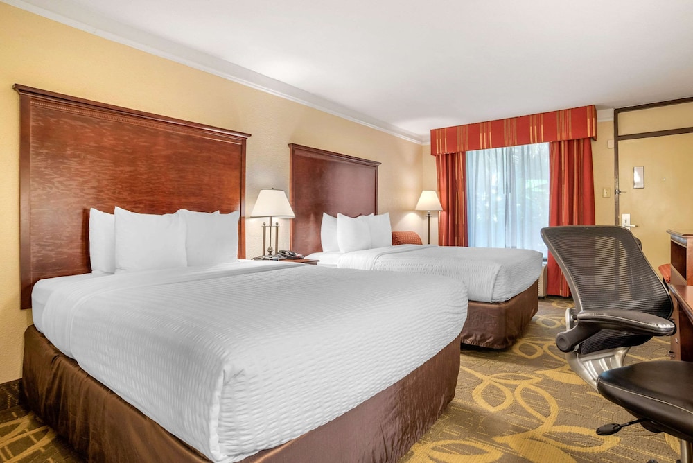 Room, 2 Queen Beds, Non Smoking photo 3