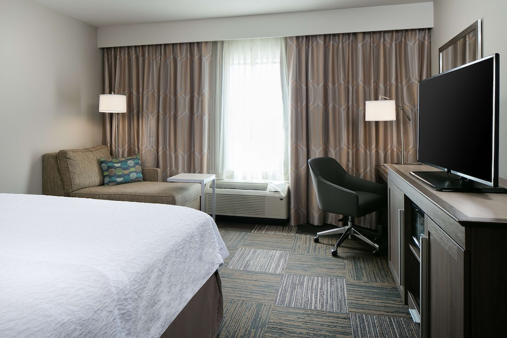 Room, 1 King Bed, Refrigerator & Microwave