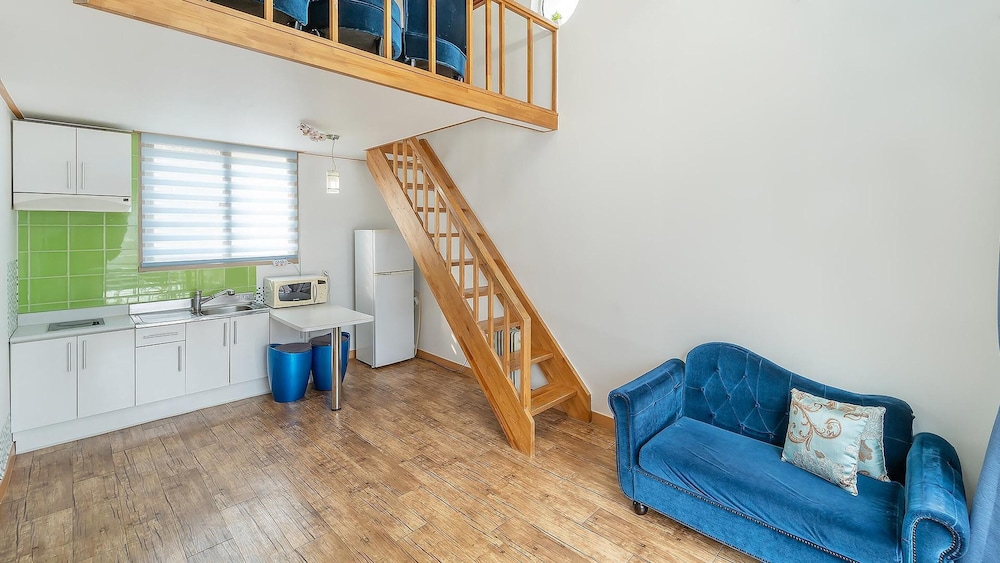 Basic Room, 1 Bedroom (Blue (No Pet/ River View)) - Photo 3