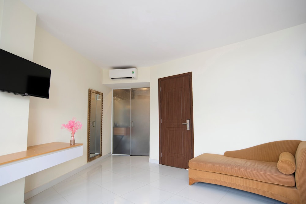 Deluxe Room, 1 King Bed, Mountain View - Photo 4