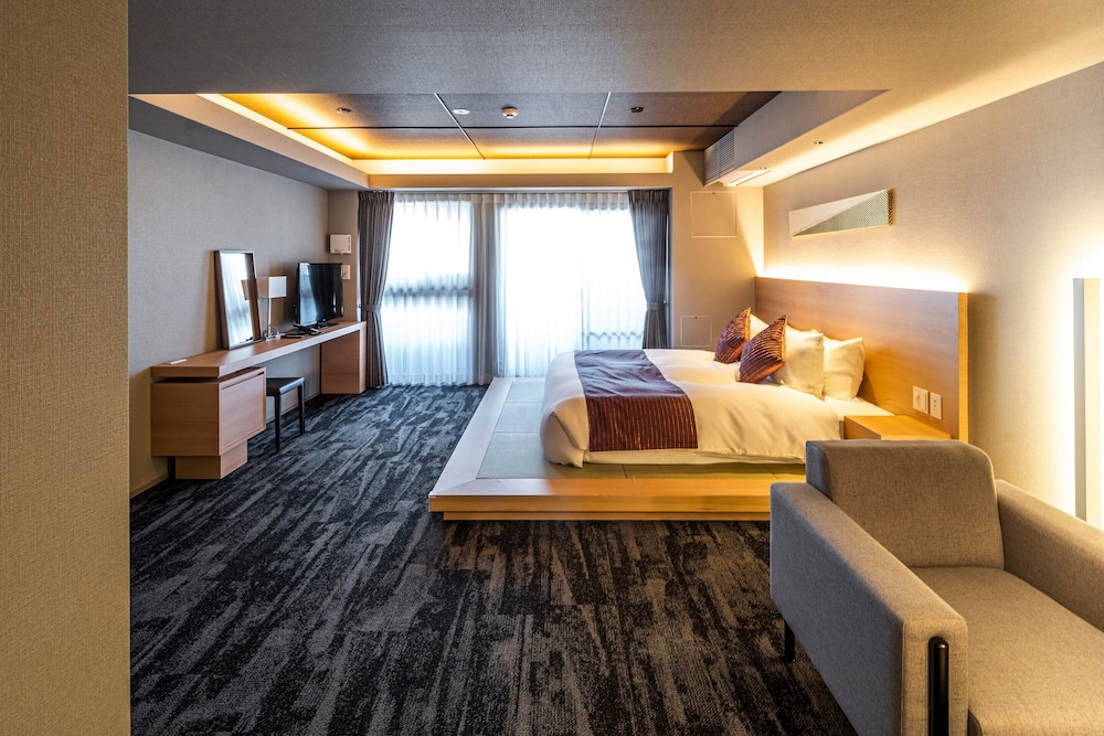 Deluxe Double Room, Non Smoking (Premier) thumbnail 6