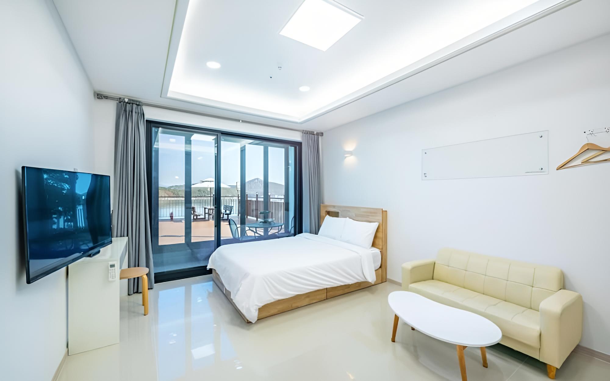 Room (Room 101 (Deluxe)) - Photo 4