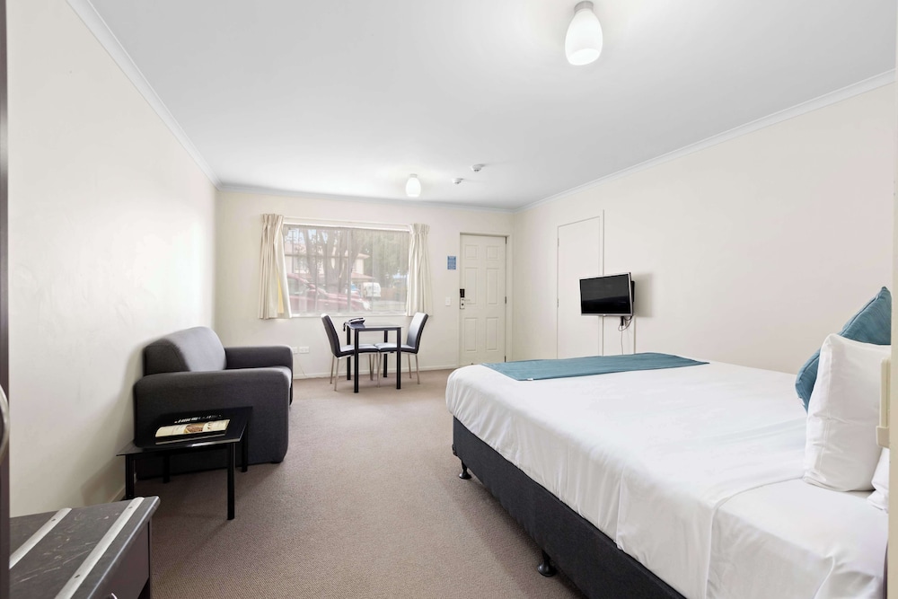 Executive Room, 1 King Bed, Non Smoking (Walk-In Shower;Larger Room) thumbnail 6