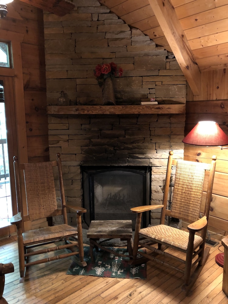 Sweetbriar Romantic Cabin (Pet Friendly) photo 1