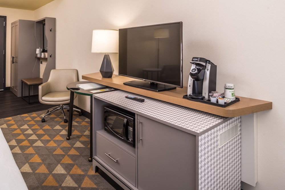 Premium Room, 1 King Bed, Accessible (Communications, Accessible Tub) photo 2