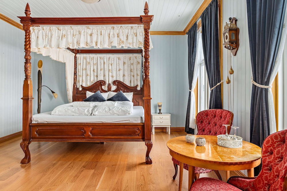 Junior Suite, 1 King Bed, Non Smoking, Sea View - Photo 8