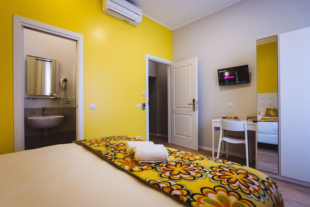 Standard Double Room, Ensuite (Yellow Room) photo 2