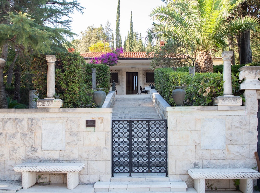Villa (Three Bedroom Villa With Pool)