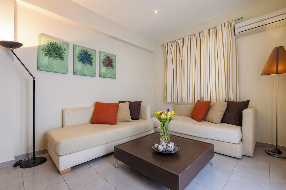 Junior Suite with Pool View - Photo 9