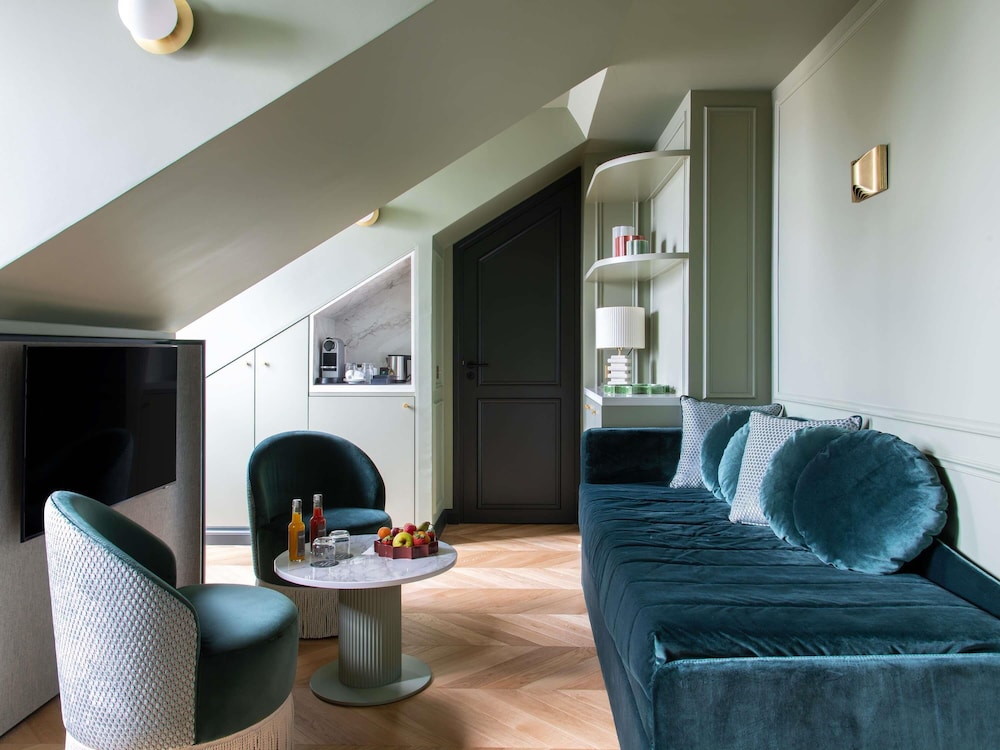 Signature Suite, 1 King Bed thumbnail 6