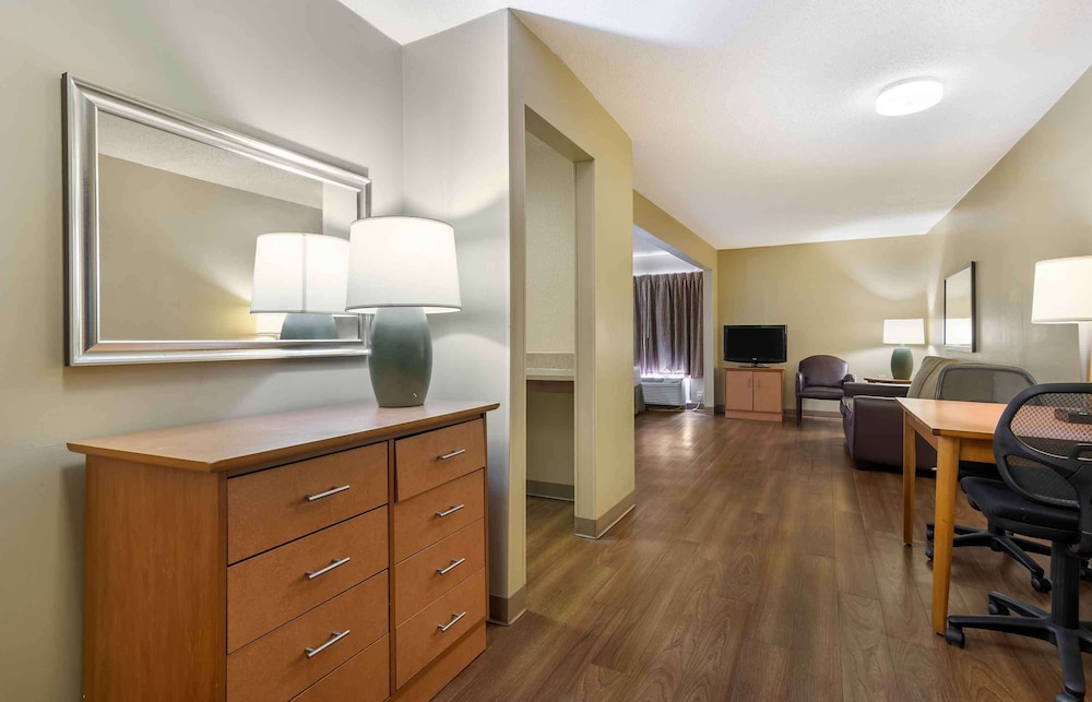 Room, 1 Queen Bed, Non Smoking (Efficiency W/Sofa) - Photo 6