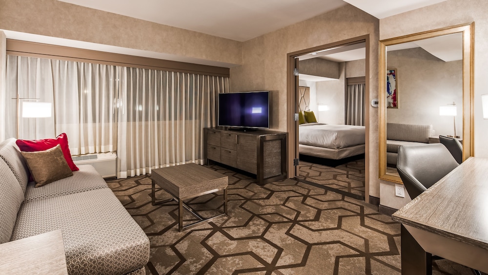 Suite, 1 King Bed thumbnail 5