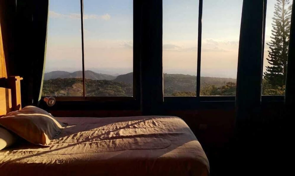 Standard Double Room, 1 Queen Bed, Partial Ocean View photo 2