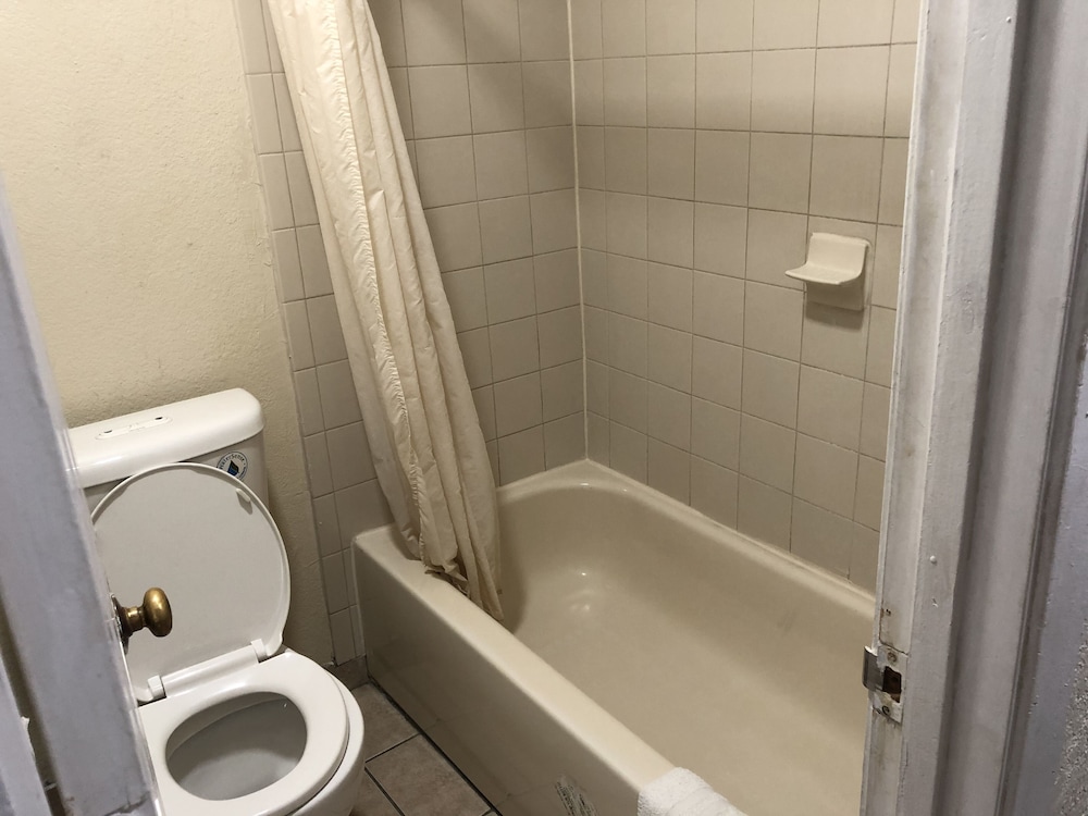 Basic Room, 1 King Bed, Non Smoking - Photo 7
