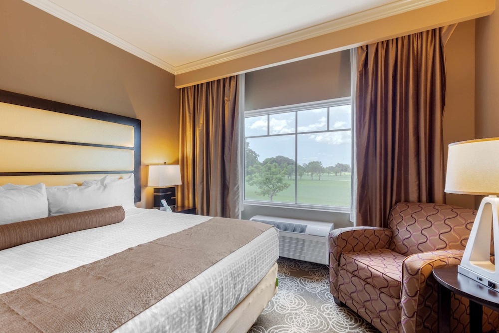 Standard Room, 1 King Bed, Refrigerator & Microwave - Photo 2