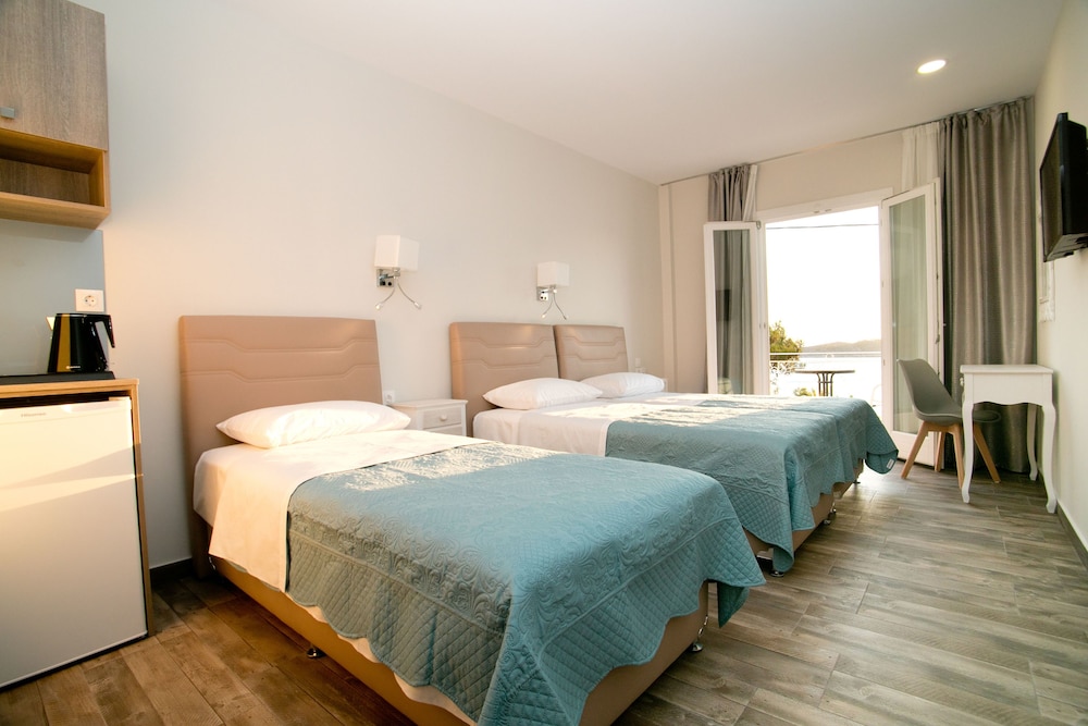 Triple Room, Sea View - Photo 1