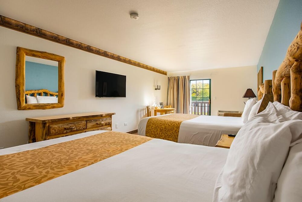Family Suite with Balcony, 2 Queen Beds with Sofa Bed photo 3