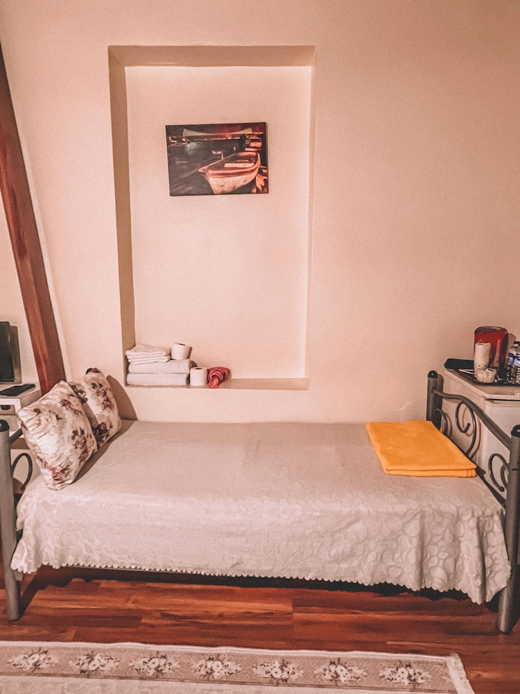 Standard Room, 1 Queen Bed photo 2
