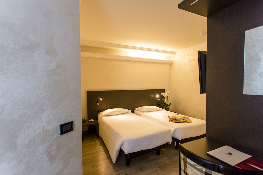 Standard Twin Room - Photo 3