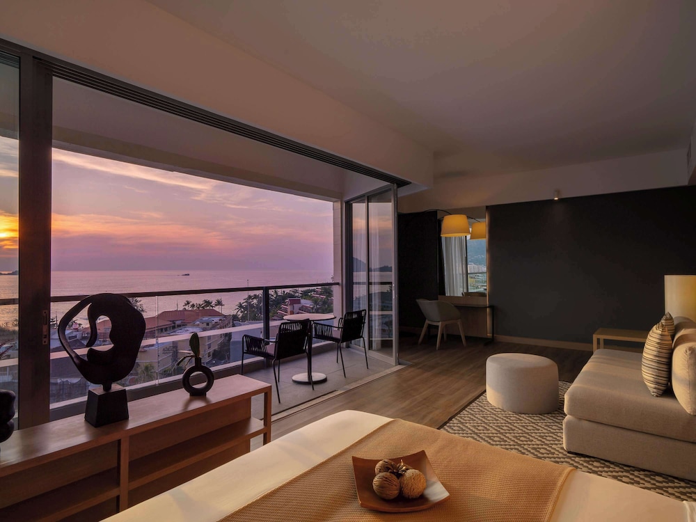 Suite, 1 King Bed, Balcony, Sea View - Photo 1