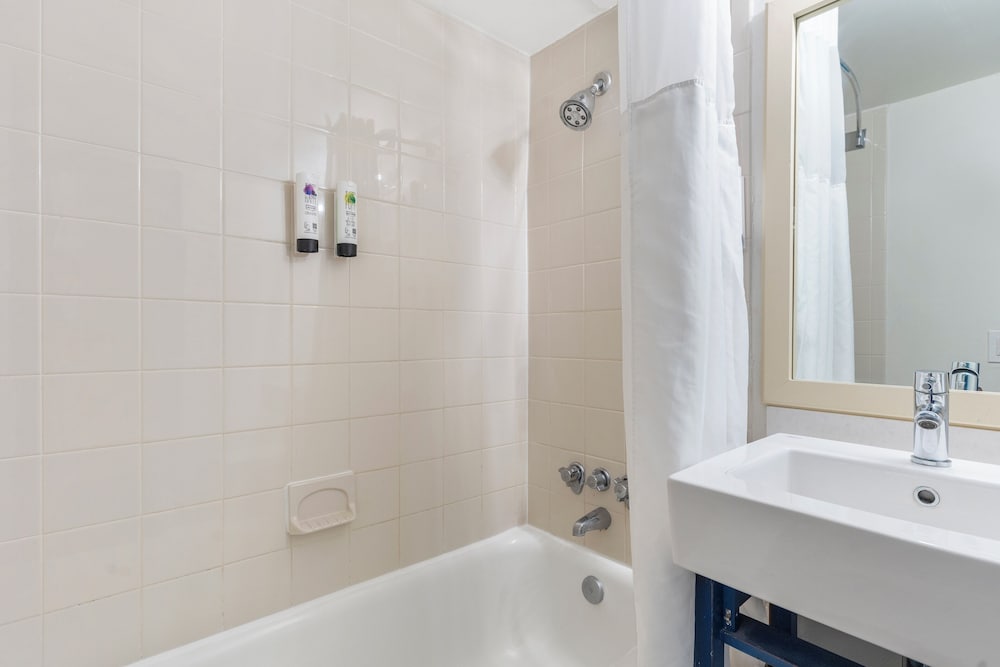 Deluxe Room, 1 King Bed (Ada) - Photo 4