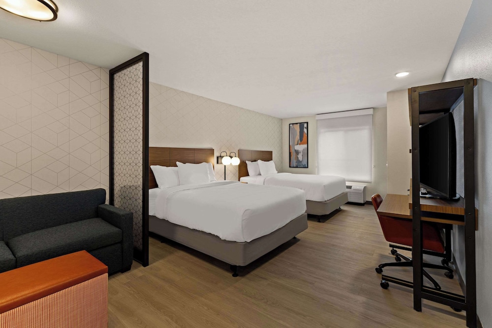 Suite, 2 Queen Beds, Roll-in Shower, Non Smoking photo 2