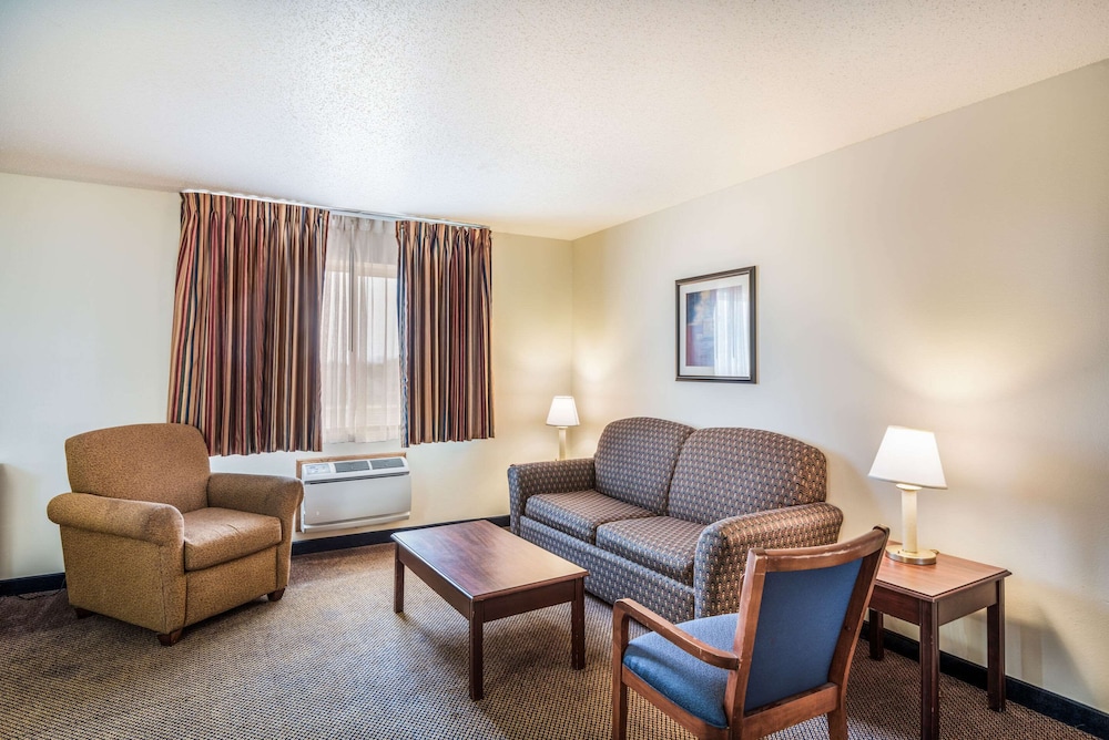Suite, 1 King Bed, Non Smoking - Photo 3