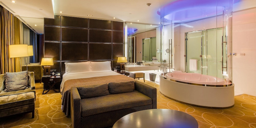Room, 1 King Bed, Business Lounge Access, Lake View (Club Lounge Access) photo 2
