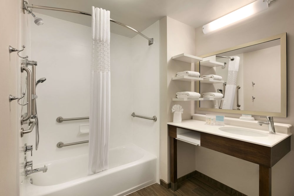 Room, 1 Queen Bed, Accessible, Bathtub (Mobility & Hearing) - Photo 3