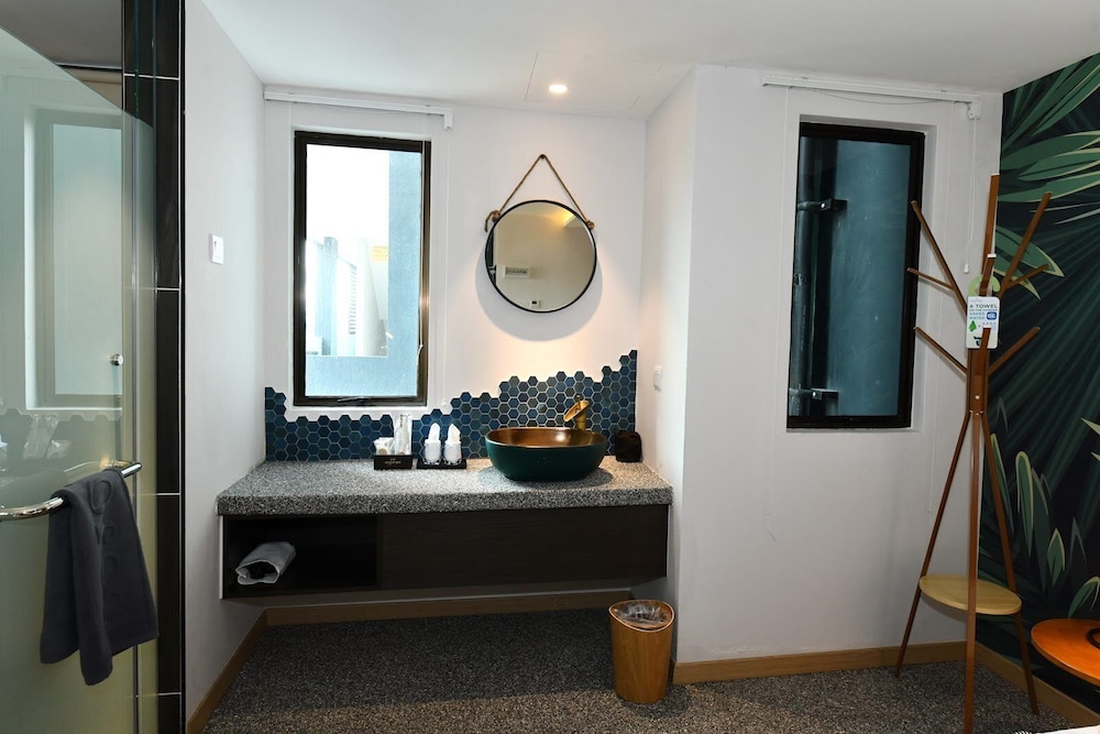 Deluxe Family Room (Double Queen) - Photo 5