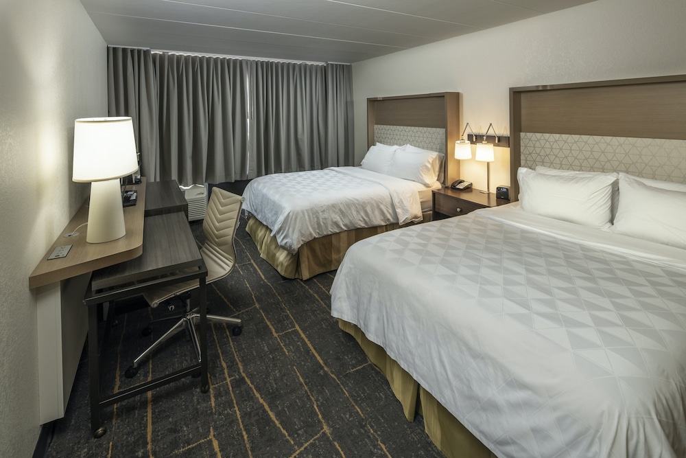 Standard Room, 2 Queen Beds, Pool View - Photo 6