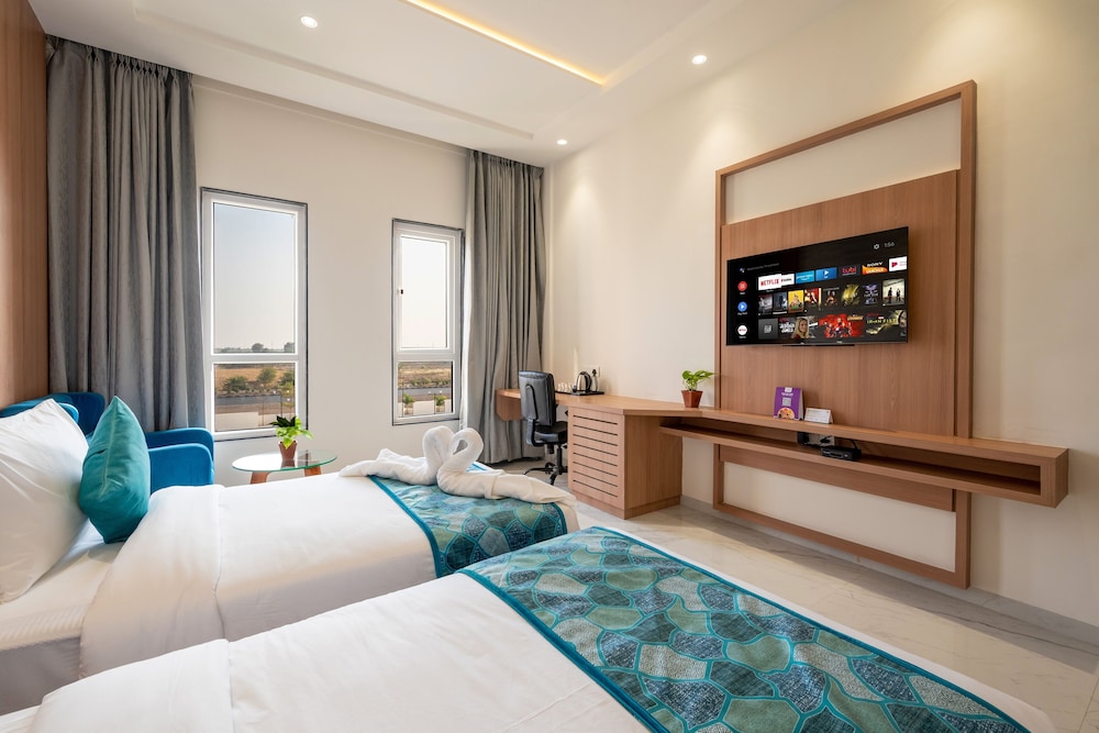 Deluxe Room Twin Bed - Photo 5