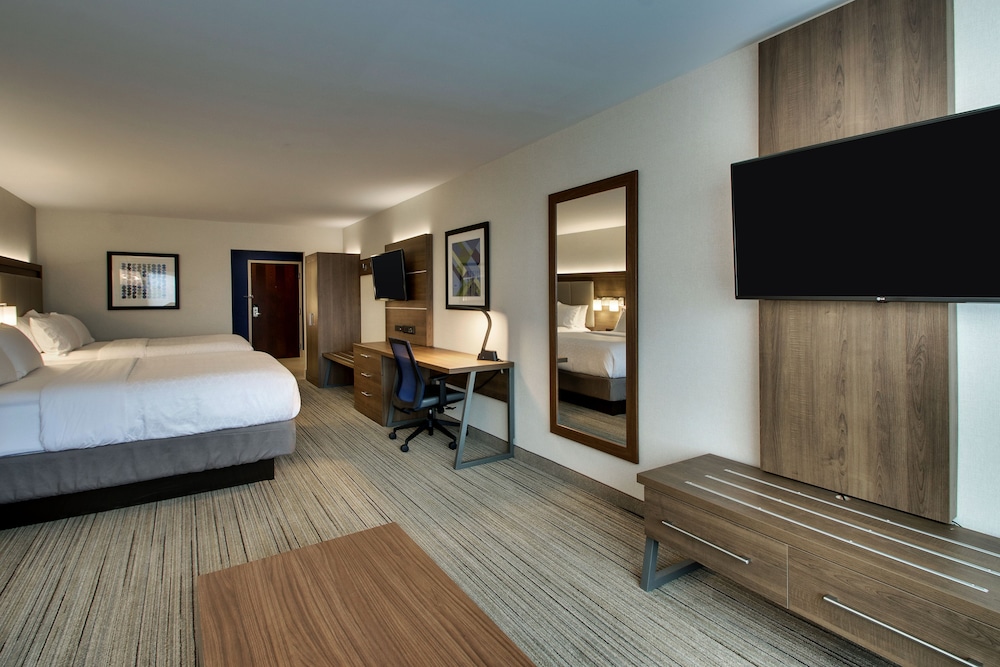 Suite, 1 Bedroom (2 Queen Beds and 1 Double Sofa Bed) photo 2