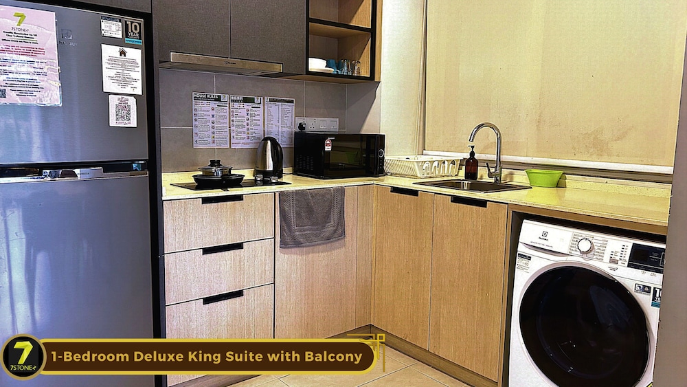 1-Bedroom Deluxe King Suite with Balcony - Photo 5